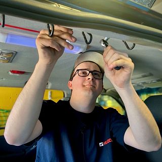 Eleverna i Hudiksvall bygger en bepansrad ambulans till Ukraina
