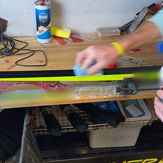 Skidor, kläder och verktyg – så gör du dig av med resterna från fluorvallan