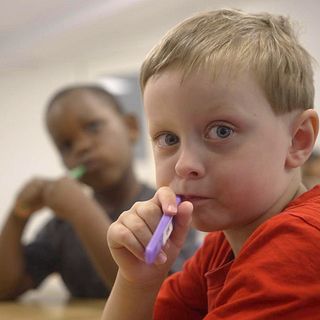Här borstar barnen tänderna på förskolan – för bättre tandhälsa