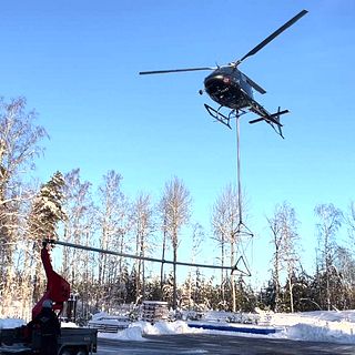 Här lyfter helikopter med gripklo bort träd – ska förhindra nya strömavbrott