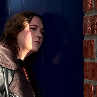Se när SVT knackar på Therese lägenhet – flyttats återigen till hemlig ort