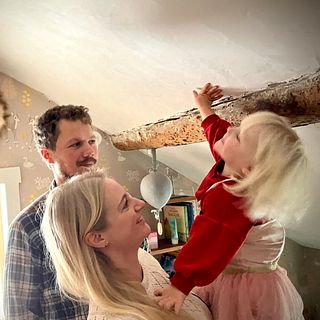 Nu har treåriga Marianne ett tak som håller inne värmen i sitt barnrum.