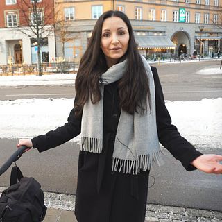 Anela och hennes ettåriga dotter utsattes för snöbollsattack