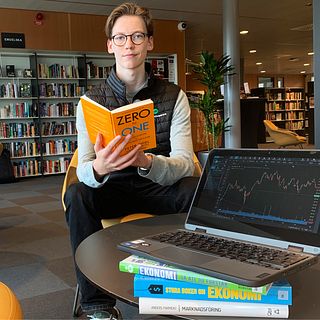 Gymnasieeleven Benjamin Palm från Halmstad ska bli ekonomiskt oberoende: ”Värdesätter långsiktig lycka”
