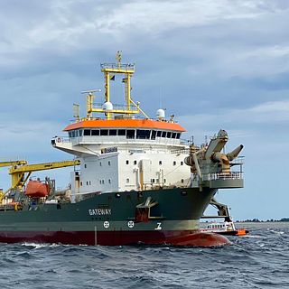 Se arbetet vid Sveriges största muddringsprojekt