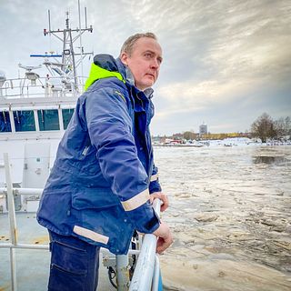 ”Isen kom tidigare än vad den brukar göra”, säger befälhavare Mattias Lönn. Hör honom om det svängande isläget.