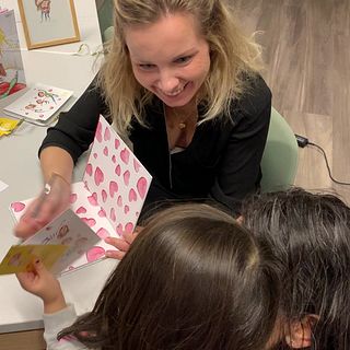 Madelene från Umeå ger ut bok om att växa upp i ett oroligt hem: ”Hoppas att barn ska känna stöd”