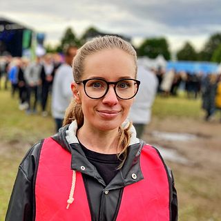 Emma på Kvinnojouren i Borlänge berättar om deras förebyggande arbete på festivalen.