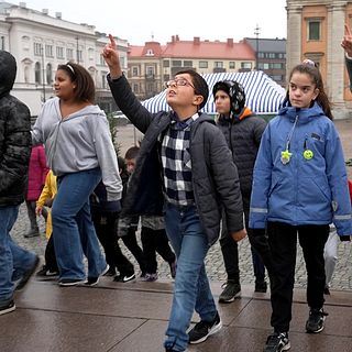 Följd med femteklassarna på historievandring i Karlskrona