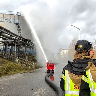 Så ska en miljökatastrof förhindras om brand bryter ut i oljecistern: ”Kan bli förödande konsekvenser”
