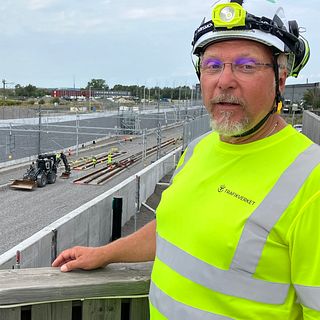 Ett år kvar till öppningen av Varbergstunneln – nu läggs spåret