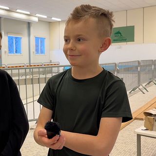 Filip och Love, 10, välkomnar att Malå simhall öppnar: ”Det är jätteroligt”