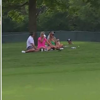 Jordan Spieth träffar en åskådare med sin drive
