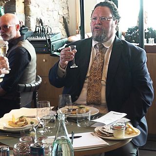 Domaren Edward Blom om SM i snapsvisor: ”Den ska var kort, rolig och ha en knorr”