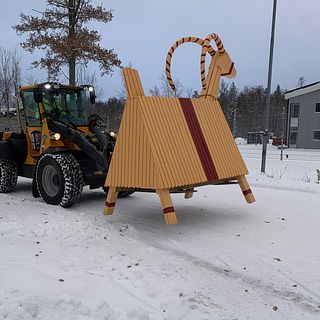 Lekebergs första julbock på plats
