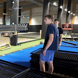 Se när padelbanorna i Skellefteå packas för frakt till Litauen