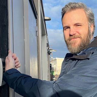 Mikael har opererat in chip i handen: Planerar styra hela huset