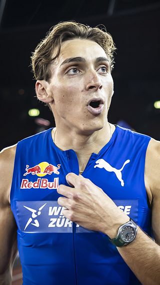 Armand ”Mondo” Duplantis besegrade Karsten Warholm i den upphaussade 100-metersduellen