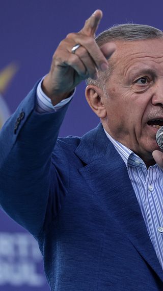Varför tar ingen i med hårdhandskarna mot Erdogan?