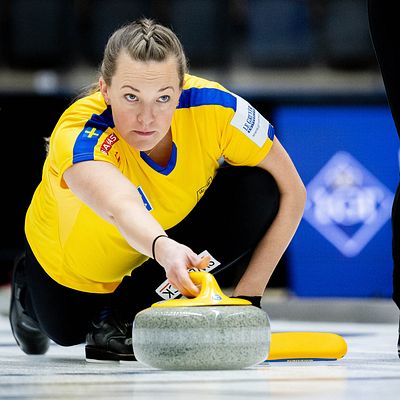 Svenska curlingspelaren Agnes Knochenhauer skickar iväg stenen i VM i curling 2023.