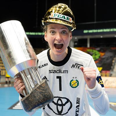 Sävehofs målvakt Johanna Bundsen firar klubbens 17:e SM-guld.