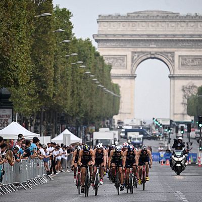 Testtävlingar i triathlon inför OS i Paris 2024 med Triumfbågen i bakgrunden.