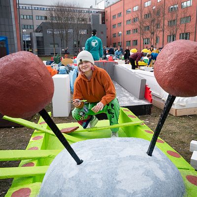 Flottbygge vid Ångströmslaboratoriet. Therese Björkman bygger en alienlotte.