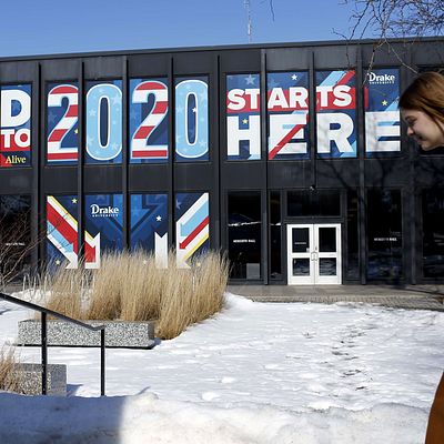 En kvinna går förbi en lokal i Des Moines, Iowa, där nomineringsmöten hålls
