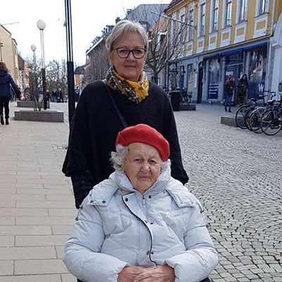 äldre kvinna med anhörig på stan