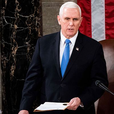 Vicepresident Mike Pence leder arbetet med att godkänna elektorsrösterna i kongressen