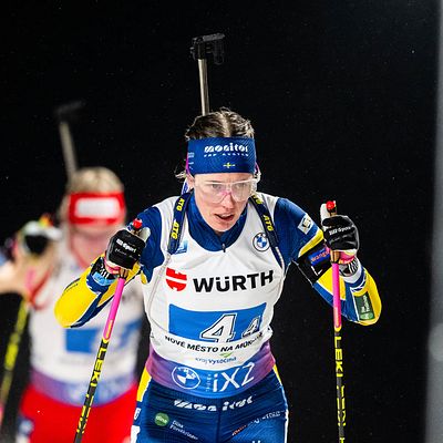 Svenska skidskytten Elvira Öberg på sistasträckan i mixed stafetten under skidskytte-VM:s första tävlingsdag i Nove Mesto 7 februari 2024.