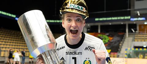 Sävehofs målvakt Johanna Bundsen firar klubbens 17:e SM-guld.