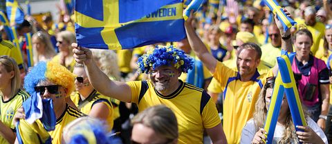 Svenska fans i gula och blåa landslagströjor.
