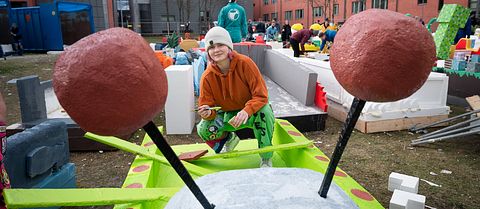 Flottbygge vid Ångströmslaboratoriet. Therese Björkman bygger en alienlotte.