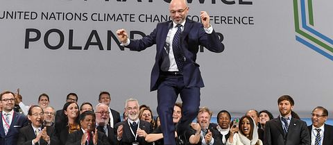Den polske ordföranden för klimatmötet i Katowice, Michal Kurtyka, firar de avslutade förhandlingarna med ett glädjeskutt.