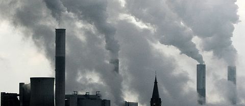 Ett kolkraftverk i Dusseldorf i Tyskland. EU-parlamentarikerna är oense om hur EU ska lösa klimatkrisen.