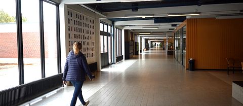 SVT:s reporter vandar i en tom korridor