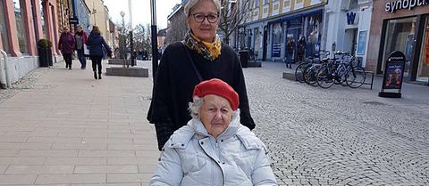 äldre kvinna med anhörig på stan