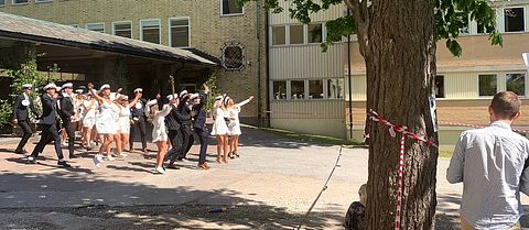 Det var glada tjut när studenterna på Solbergagymnasiet fick sprang ut idag.