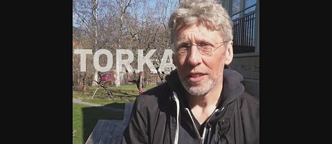 SVT:s meteorolog Per-erik Åberg sitter i en trädgård med texten ”Torka” bakom sig