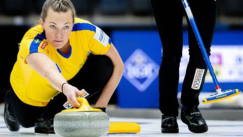 Svenska curlingspelaren Agnes Knochenhauer skickar iväg stenen i VM i curling 2023.