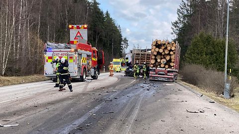 Man i 40-årsåldern död efter kollision med timmerbil | SVT Nyheter