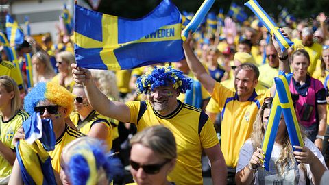 Svenska fans i gula och blåa landslagströjor.