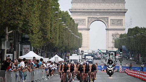 Testtävlingar i triathlon inför OS i Paris 2024 med Triumfbågen i bakgrunden.