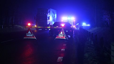 Frontalkrock mellan lastbil och personbil – en död | SVT Nyheter