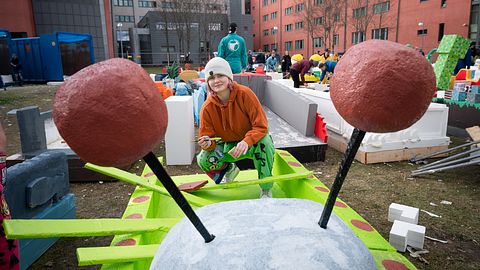 Flottbygge vid Ångströmslaboratoriet. Therese Björkman bygger en alienlotte.