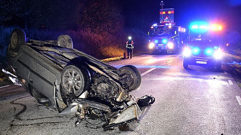 Bil voltade och hamnade på taket | SVT Nyheter