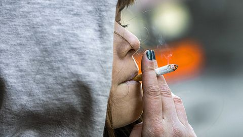 Allt färre ungdomar röker och dricker alkohol – men anser cannabis mindre  farligt