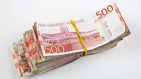 Man jagades av polisen – slängde 150 000 kronor omkring sig | SVT Nyheter