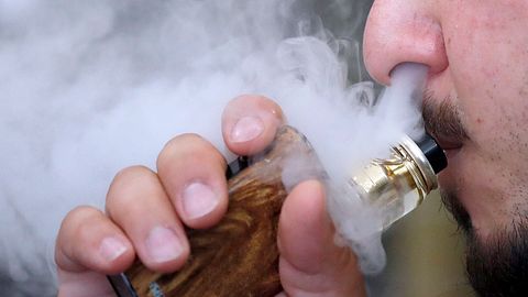 Ny studie: E-cigaretter pverkar blodcirkulationen  med en gng | SVT  Nyheter